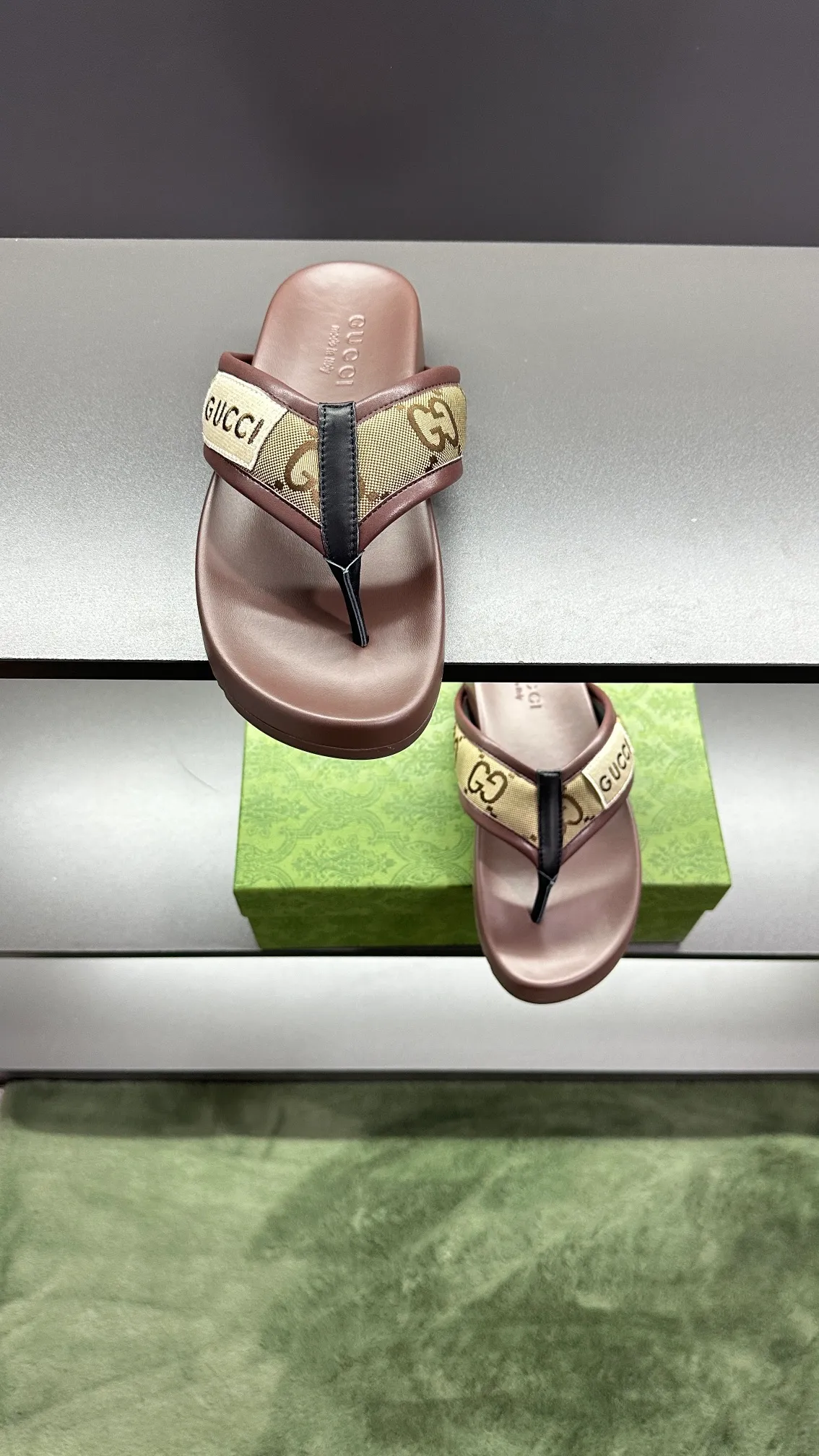 [G Family Couple Style] P: 300💰Female size 36~40 Men's size 39~45, (46. Custom-made Unisex GG slippers This slipper is made of GG polyester fiber and is decorated with a Gucci label on the front, adding a striking logo feel to the style. Beige GG recycled polyester fiber Unisex leather trim "Gucci Made in Italy" embroidered label Rubber sole Flat Made in Italy